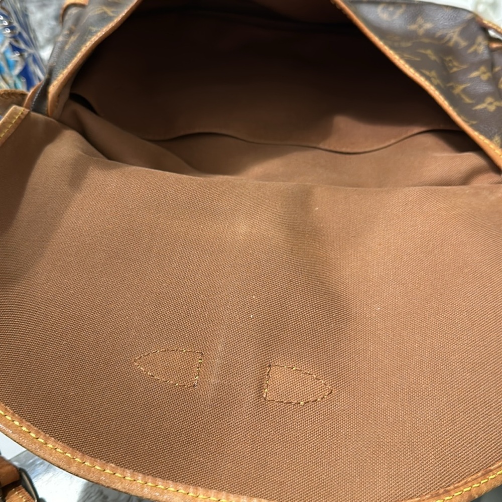 Louis Vuitton Saurmur Crossbody - Picture 4 of 16